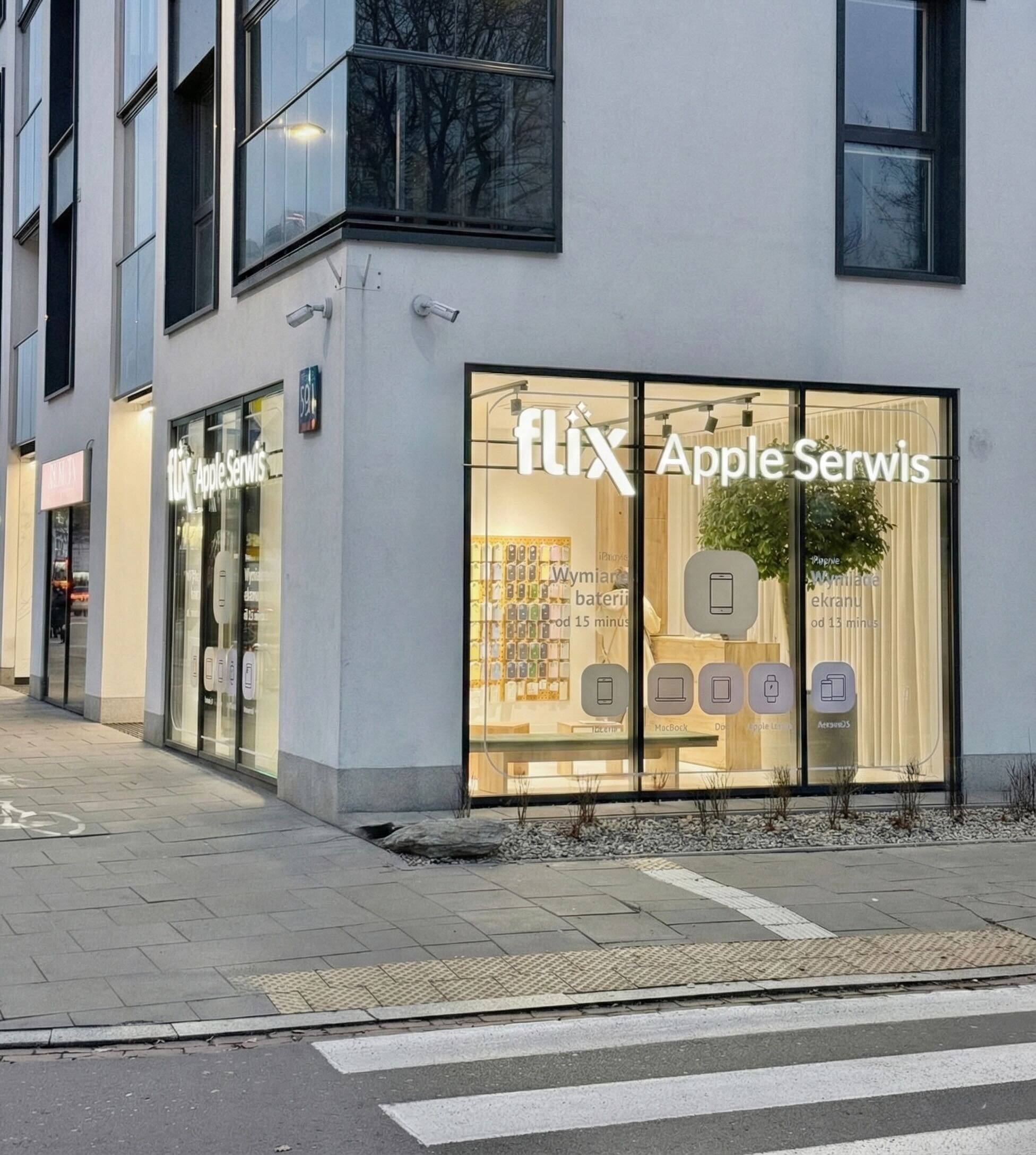 Witryna serwisu Apple Flix widoczna z ulicy — naprawa iPhone, iPad i MacBook