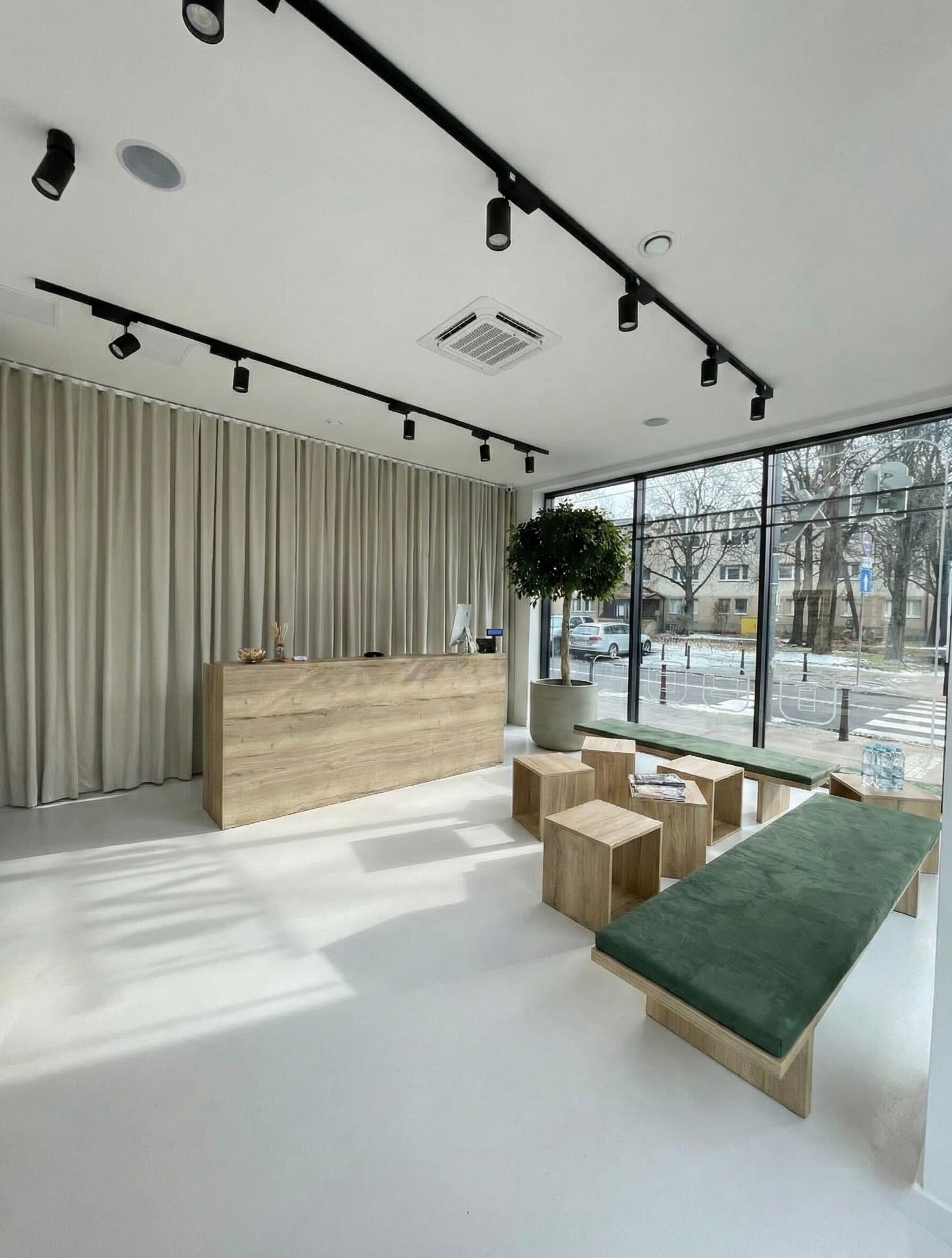 Strefa obsługi klienta w serwisie Apple Flix z ladą recepcyjną i strefą oczekiwania