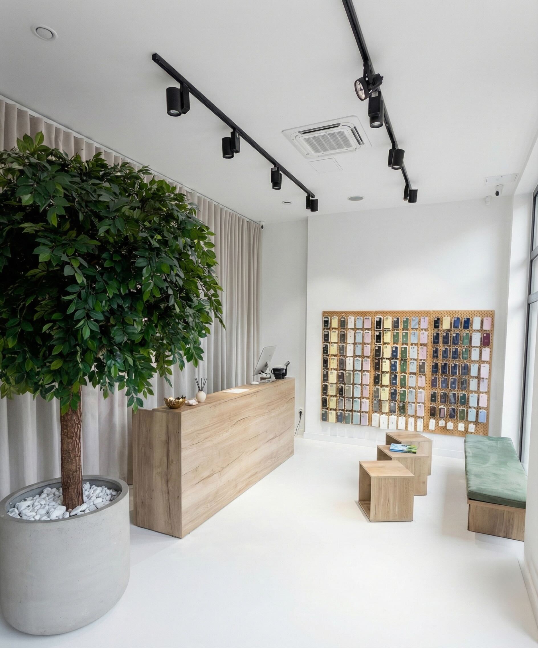 Salon serwisowy Apple Flix z akcesoriami i etui na iPhone