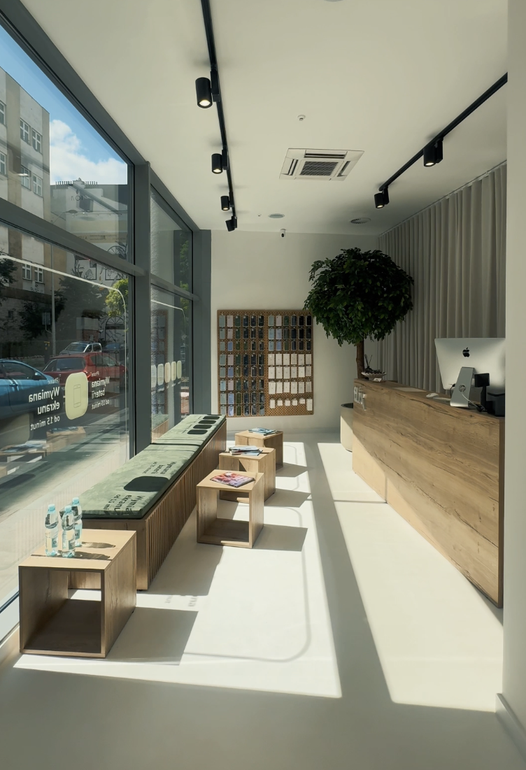 Strefa oczekiwania w serwisie Apple Flix z wygodnymi ławkami dla klientów